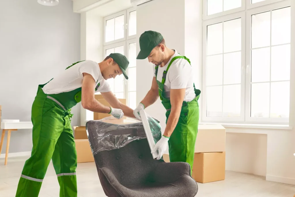 نقل الأثاث في الرياض مع تغليف احترافي للأغراض