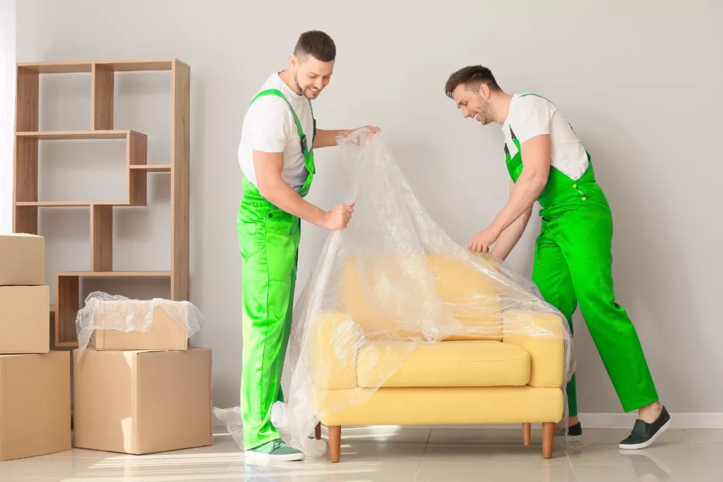 نقل الأثاث في الرياض مع تغليف احترافي للأغراض